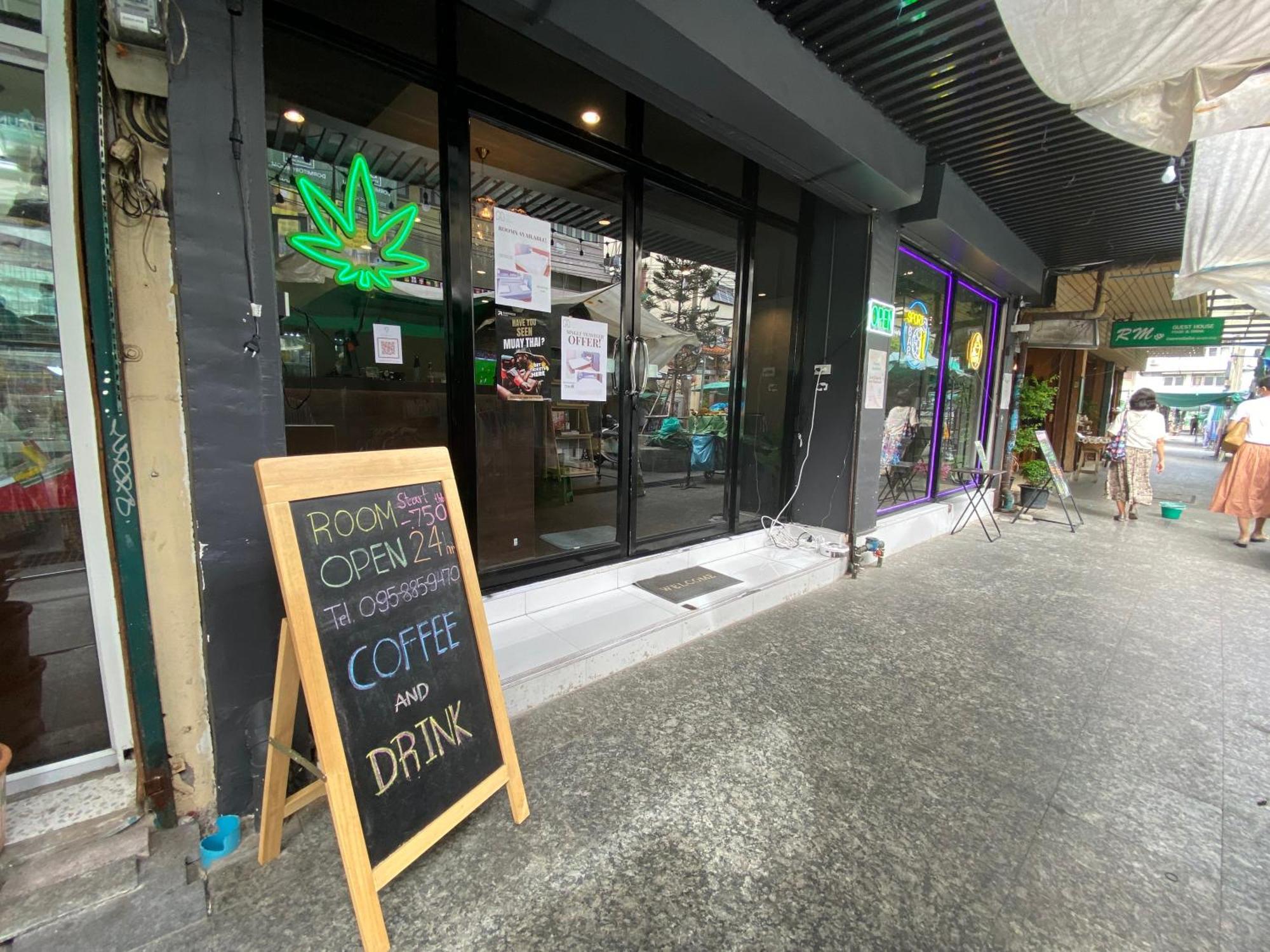 Bud Brew Beyond Dispensary And Hotel Bangkok Exterior photo